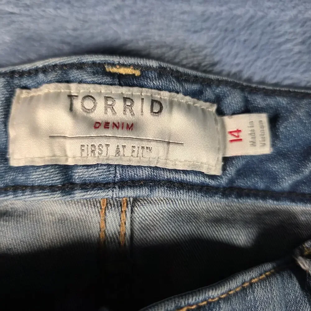 Torrid Women’s Size 14 Distressed Denim Bermuda Shorts Medium Wash Ripped
